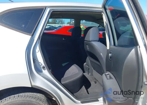 2013 Nissan Rogue S z USA, uszkodzony, nr VIN JN8AS5MT8DW553471